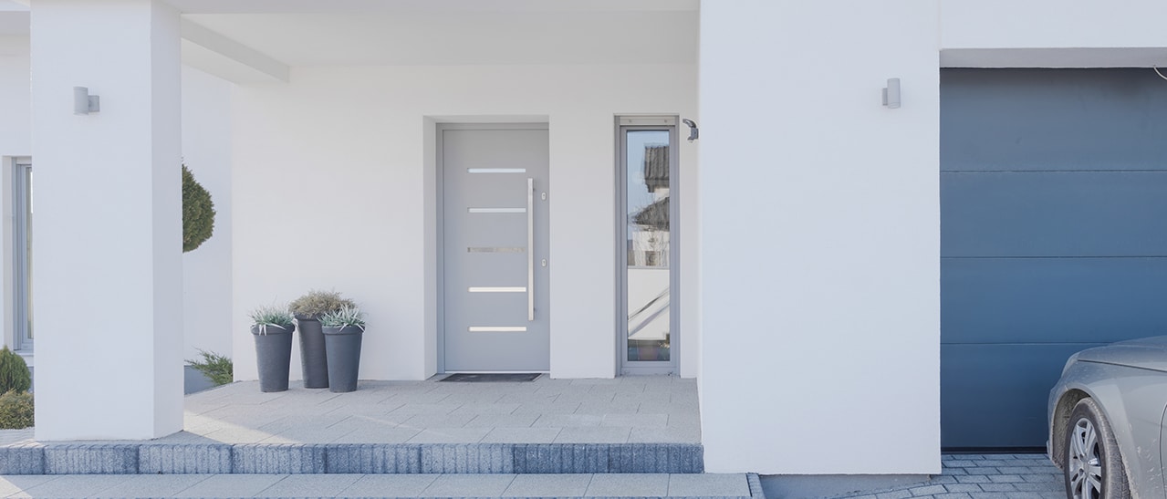 Eingangstüren mit außen Flügelüberdeckung: Moderne Türfüllungen verstecken das Flügelprofil auf der Außenseite und verleihen einen modernen und frischen Look
