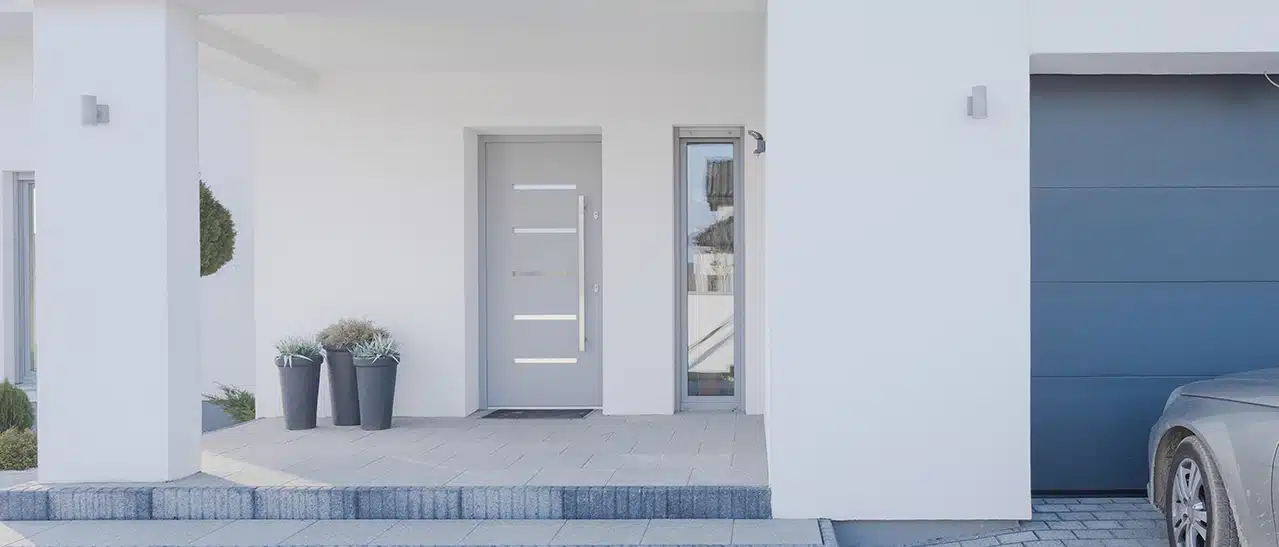 Eingangstüren mit außen Flügelüberdeckung: Moderne Türfüllungen verstecken das Flügelprofil auf der Außenseite und verleihen einen modernen und frischen Look