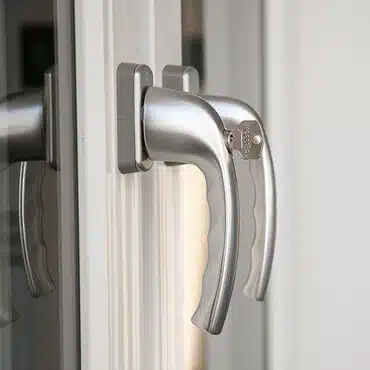 Energieeffiziente Sicherheitsfenster mit Sicherheitsgriff absperrbar