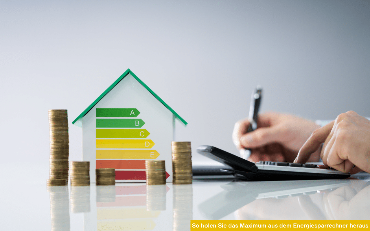 Energiesparrechner für Fenster und Türen nutzen. Hausmodell mit Energieeffizienz-Skala und Münzstapeln zur Berechnung von Einsparungen.