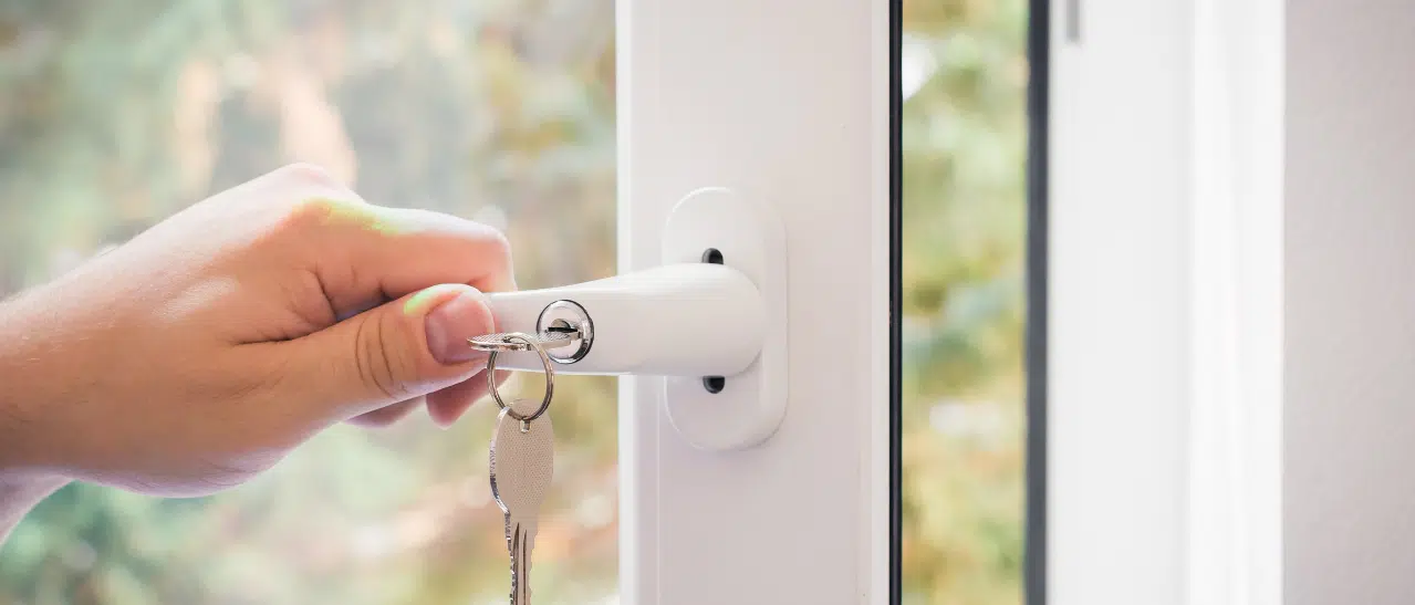 Oberlichtfenster mit Pilzkopfverriegelungen und Verbundsicherheitsglas bieten erhöhte Sicherheit und Schutz vor Einbruch.