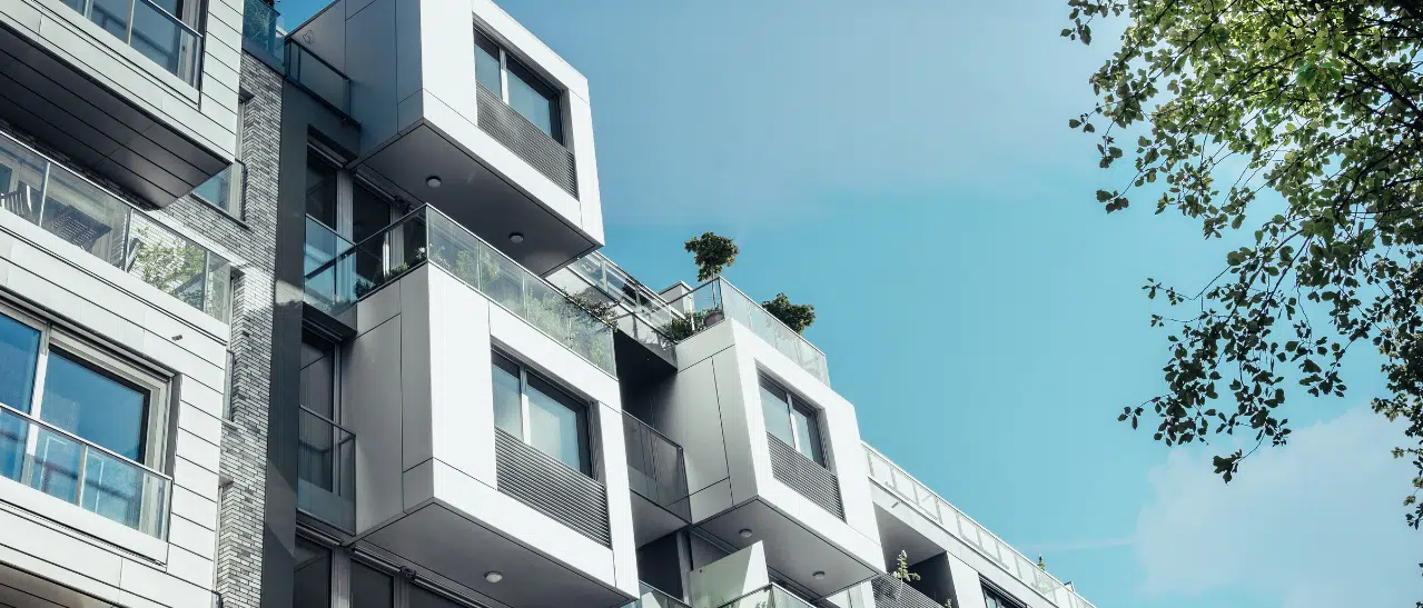 Modernes Erkerfenster mit klarem Design, kantigen Profilen und großen Glasflächen, ideal für Sitzgelegenheiten und Fassadenakzente.