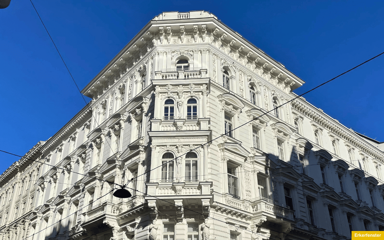 Erkerfenster und Panoramafenster an einem historischen Gebäude bringen viel Licht in den Raum und bieten eine eindrucksvolle Aussicht.