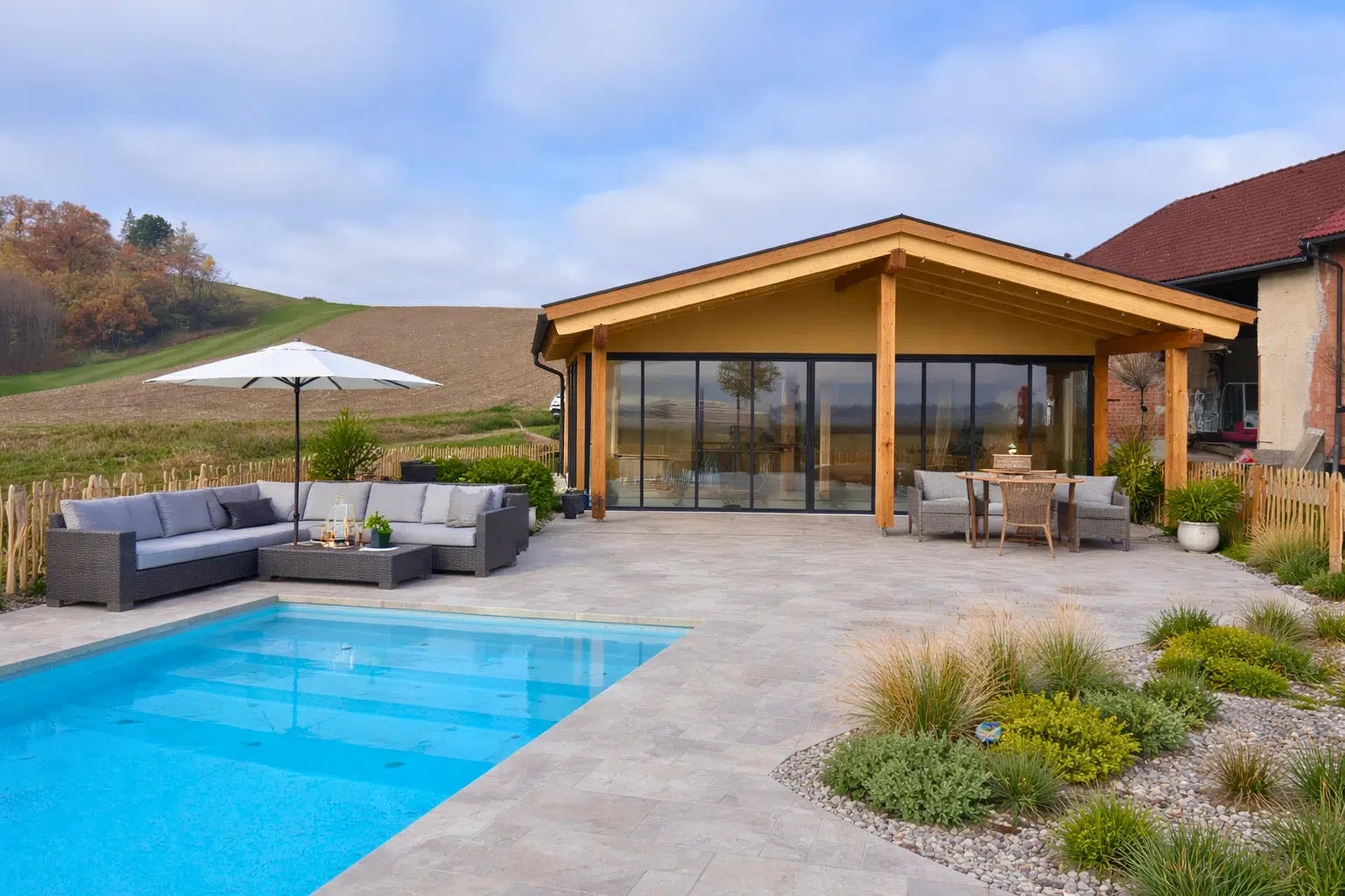 Exklusive gerahmte Schiebe-Dreh-Wand für hochwertige Außenanlagen