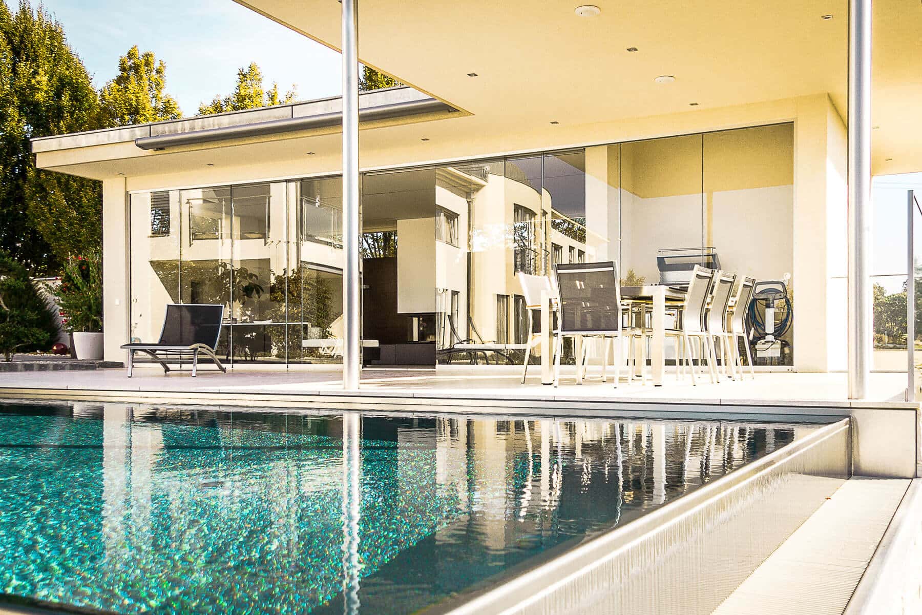 Exklusives Poolhaus mit Glasschiebetüren
