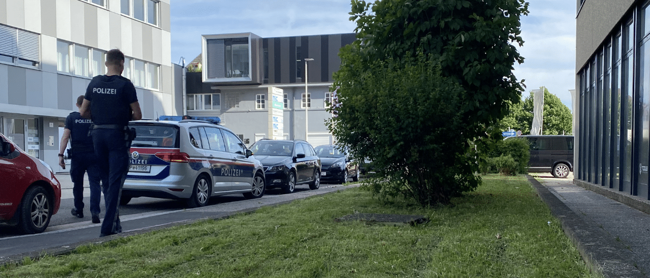 Bei Einbruch zerbrochenes Glas, nach Polizeiaufnahme für Versicherung dokumentiert.