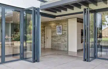 Sunflex Falt- oder Schiebeelemente beim Top-Partner Fenster-Schmidinger Oberösterreich Detail einer Faltlösung am Inneneck