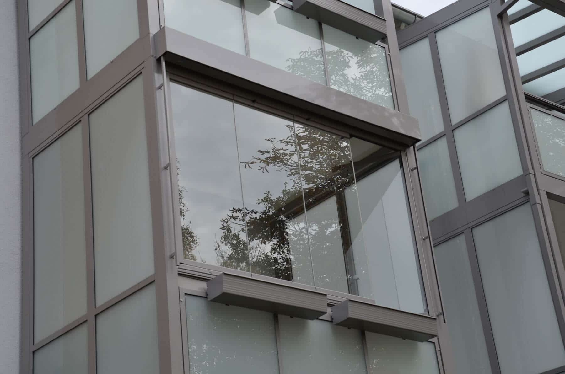 Faltelemente für Balkonverglasung in grau