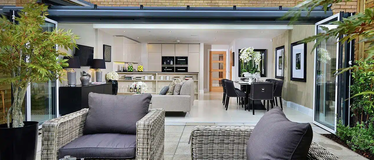 Falttüren in verschiedenen Räumen wie Wohnzimmer, Esszimmer, Wintergärten und Poolhäusern basierend auf verschiedene Projektbeispiele.