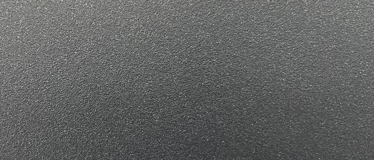 Fenster in DB 703 - Farbmuster mit glimmergrauer Lackierung inspiriert von Stahloptik für exklusive Fensterrahmen im modernen Wohnbau
