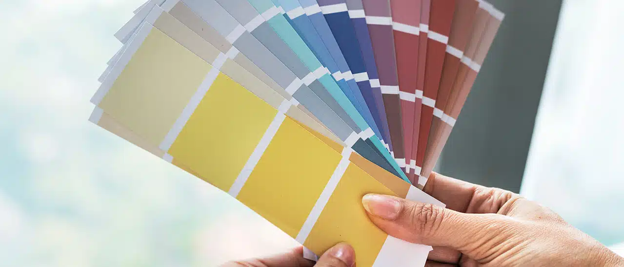Sichtbare Trends bei den Haustüren-Farben: Farbmuster und Kombinationen mit Glaseinsätzen und Türgriffen prüfen, um Variationen zu erkennen.