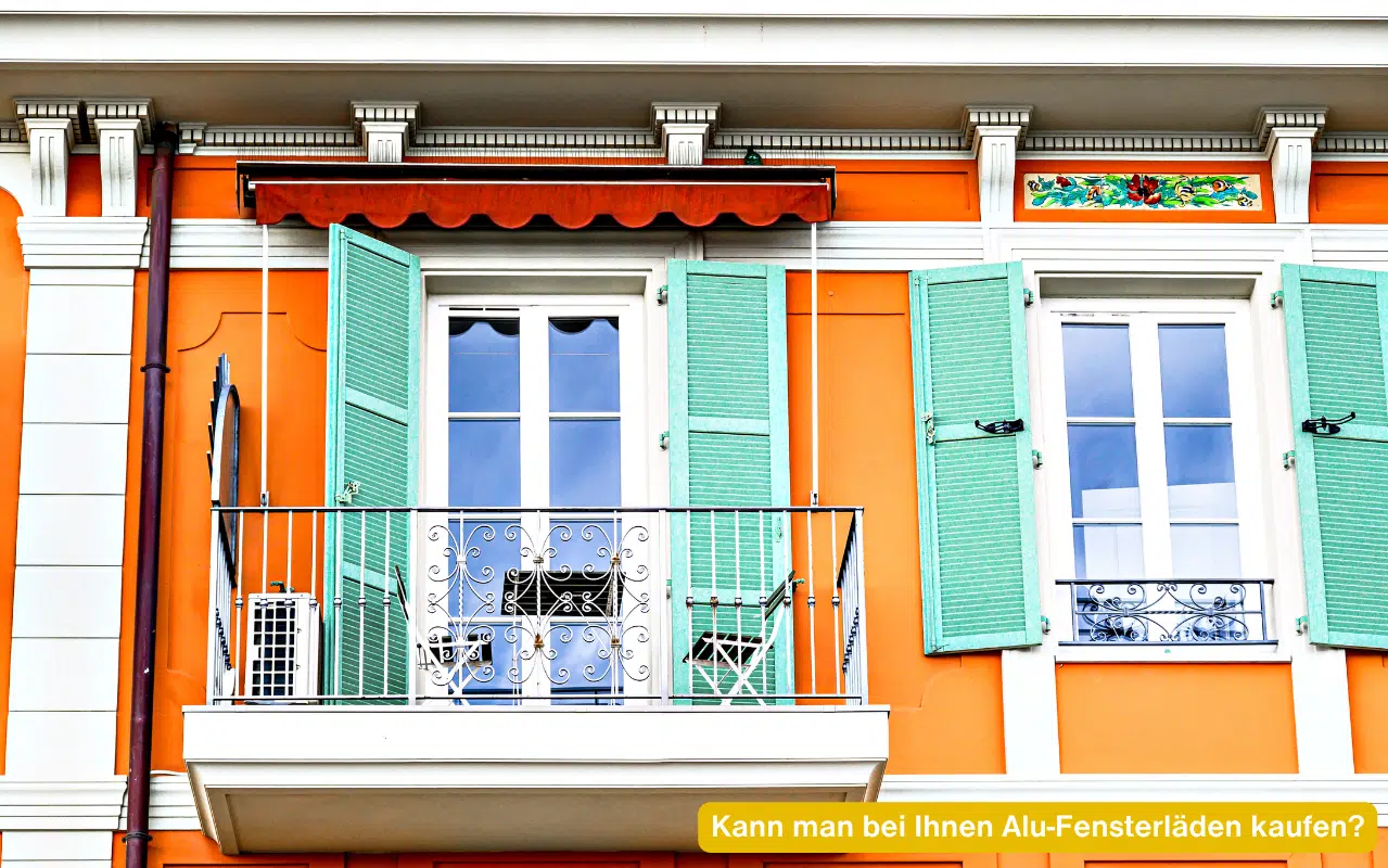 Fassadenansicht zur Beantwortung: Kann man bei Ihnen Alu-Fensterläden kaufen? Wir bieten Alu-Modelle in vielen RAL-Farben.