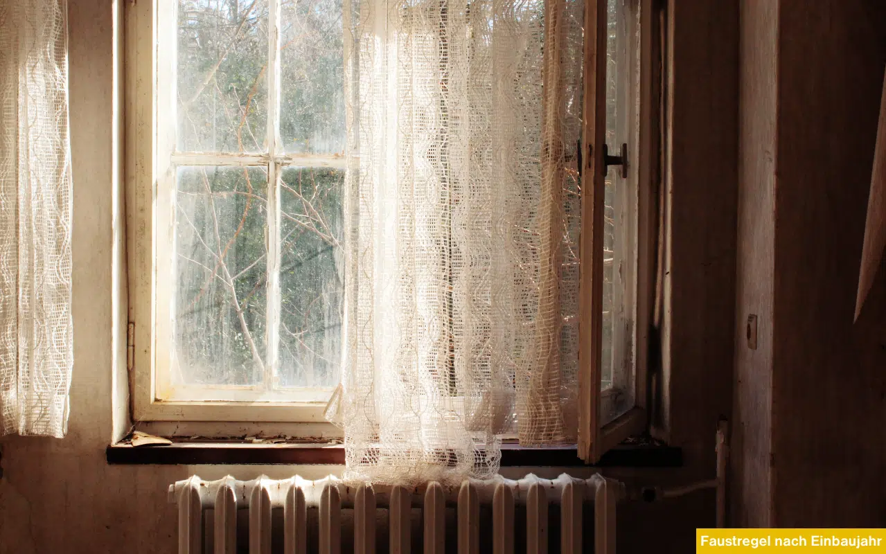 Faustregel nach Einbaujahr zur Beurteilung des Zustands alter Fenster für eine effiziente Sanierung im Altbau.