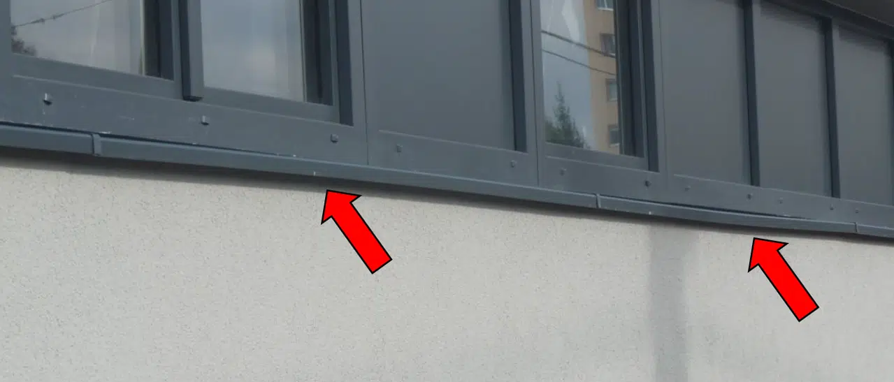 Fehler beim Einbau der Außenfensterbänke, bei denen die Längenausdehnung der langen Fensterbänke nicht berücksichtigt wurde.