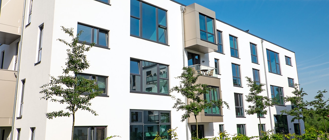 Fenster RAL 7016 Anthrazitgrau von österreichischem Hersteller für stilvolle Gebäude mit moderner Wärmedämmung und edler Fassadenwirkung.