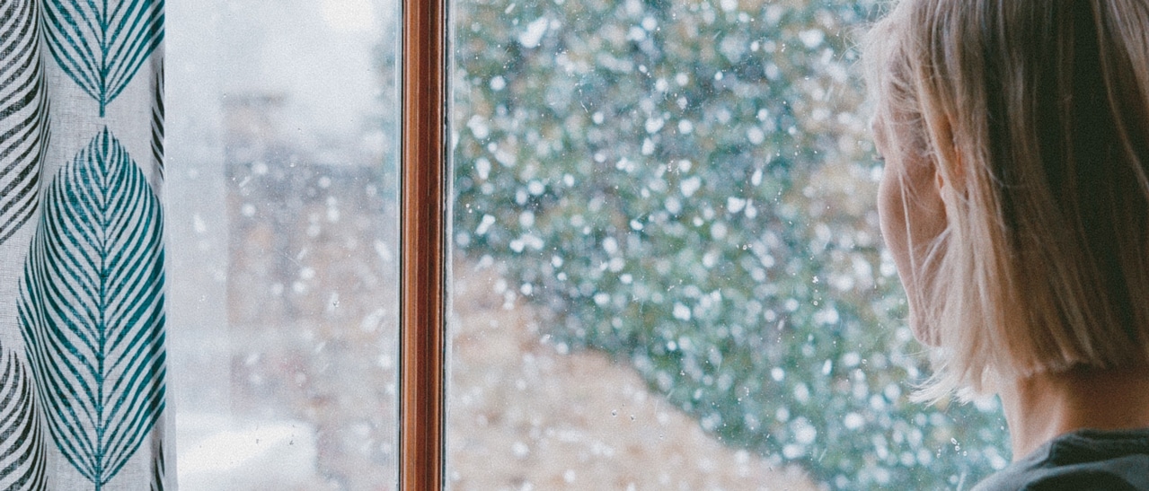 Heizkosten sparen und Wohnkomfort erhöhen: Fenster im Herbst vom Fachmann warten lassen und undichte Stellen vermeiden.