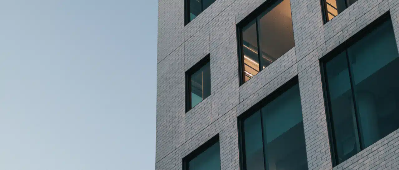 Moderne Aluminiumfenster mit Glas und pulverbeschichteter Oberfläche.