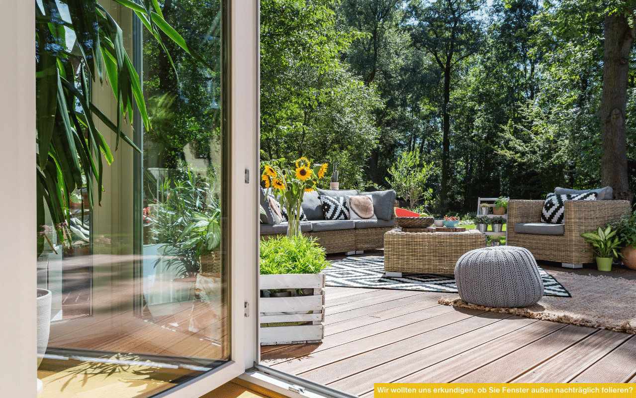 Fenster außen nachträglich folieren offene Terrassentür mit Blick ins Freie und gemütlicher Sitzlounge im Gartenbereich.