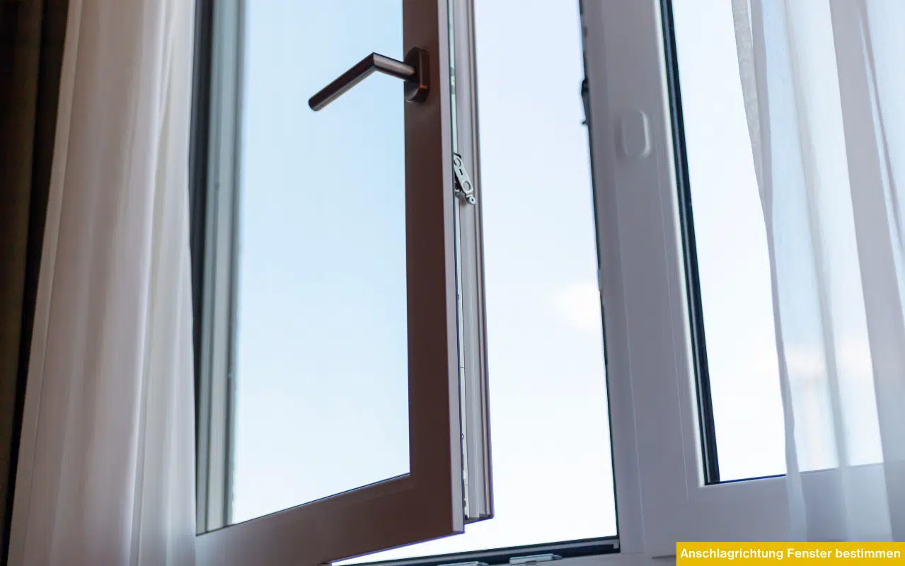Geöffnetes Fenster von innen gesehen – Hilfestellung zur Bestimmung von DIN-Anschlagrichtungen bei der Fensterbestellung.