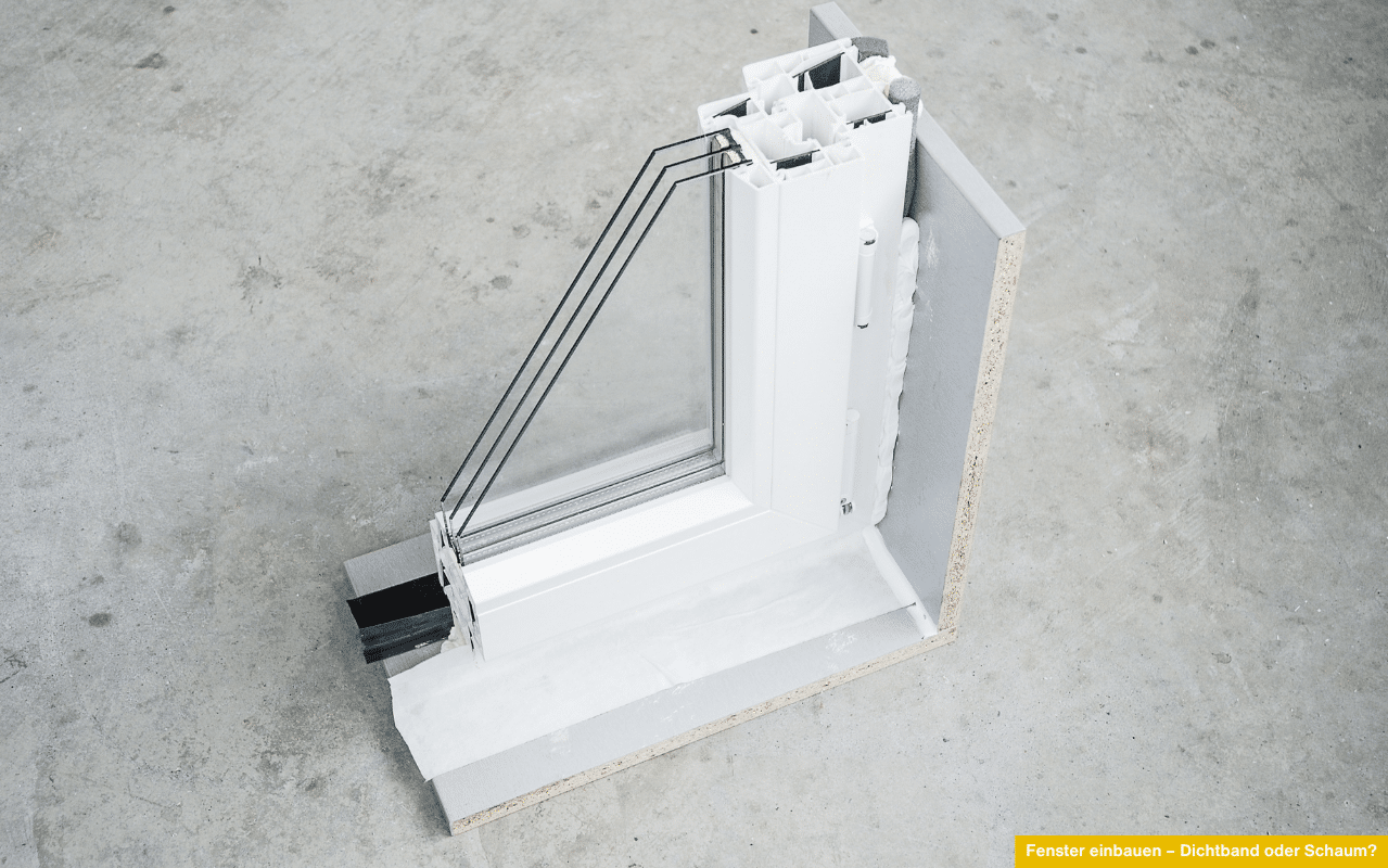Fenster einbauen - Dichtband oder Schaum? Schnittmodell eines Kunststofffensters mit Dreifachverglasung und sichtbarer Abdichtung im Maueranschluss.