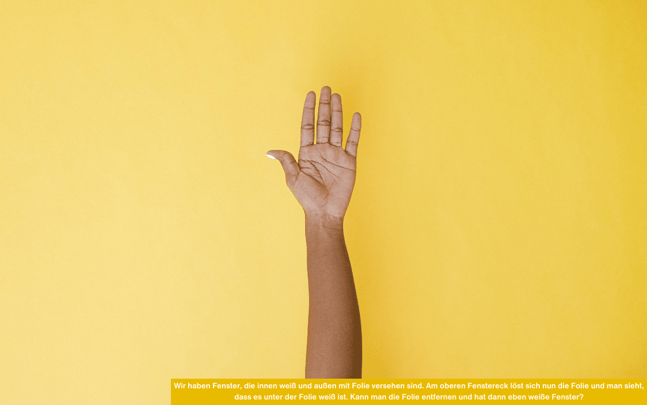Eine Hand ist vor einem gelben Hintergrund nach oben gestreckt. Symbolisch steht das Bild für die Anfrage, ob man Folien von weißen Kunststofffenstern entfernen kann.