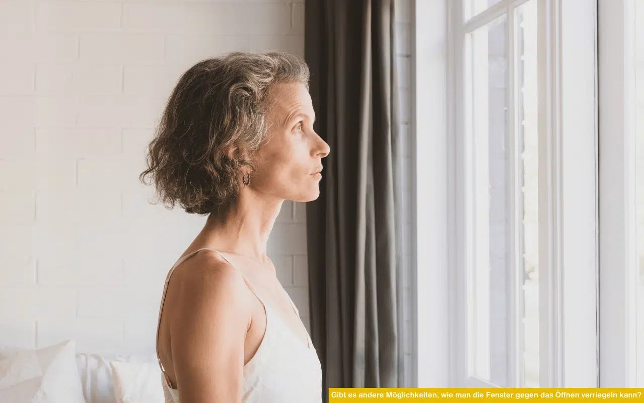 Fenster gegen Öffnen verriegeln, mit Drehsperren oder Kindersicherungen, alternativ Gitter oder Verschraubung des Fensterflügels möglich.