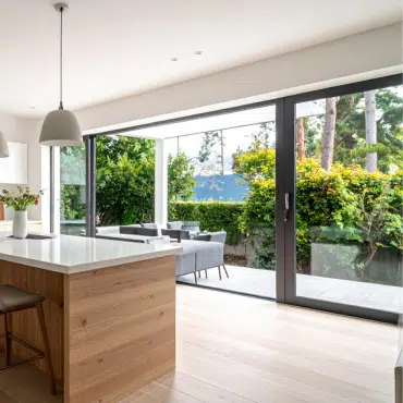 Fenster im Bezirk Gmunden Moderne Küche mit Schiebetür aus Glas und Blick auf die Terrasse