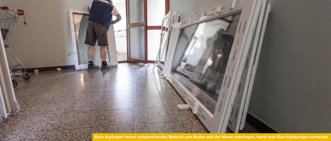 Fenster im Stiegenhaus, Unterlegsmaterial an Boden und Mauer, so vermeidet man Kunststoff-Fenster Probleme bei der Montage wie Beschädigungen.