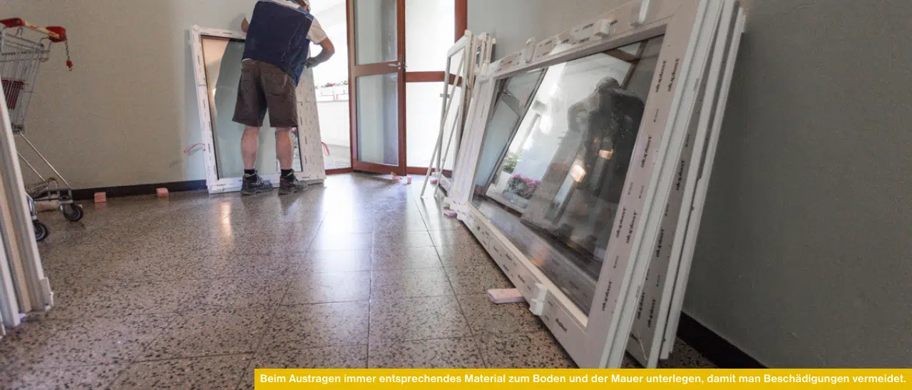 Fenster im Stiegenhaus, Unterlegsmaterial an Boden und Mauer, so vermeidet man Kunststoff-Fenster Probleme bei der Montage wie Beschädigungen.