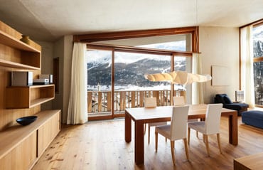 Fenster in Beigebraun