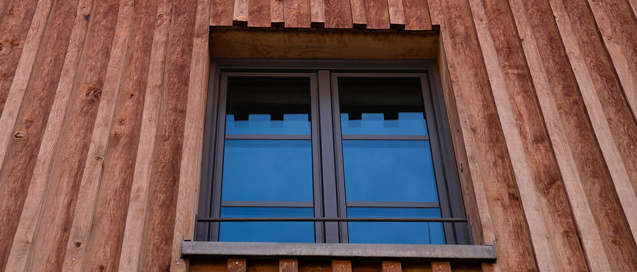 Fenster in Dunkelbraun