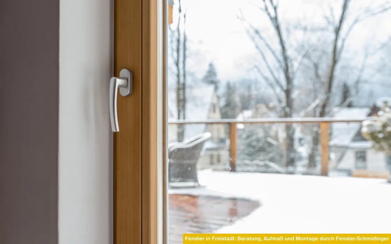 Fenster in Freistadt: Beratung, Aufmaß und Montage durch Fenster-Schmidinger mit Holzfenster und Winterblick auf Terrasse