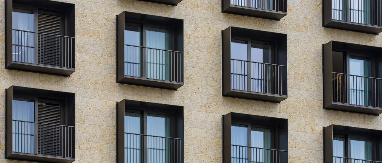 Fenster in einer dunklen Farbe - Hier ein Beispiel von RAL 8019 Graubraunen Fenstern