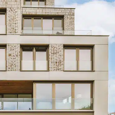 Modernes Mehrfamilienwohnhaus mit Fenster in RAL 1000 Grünbeige