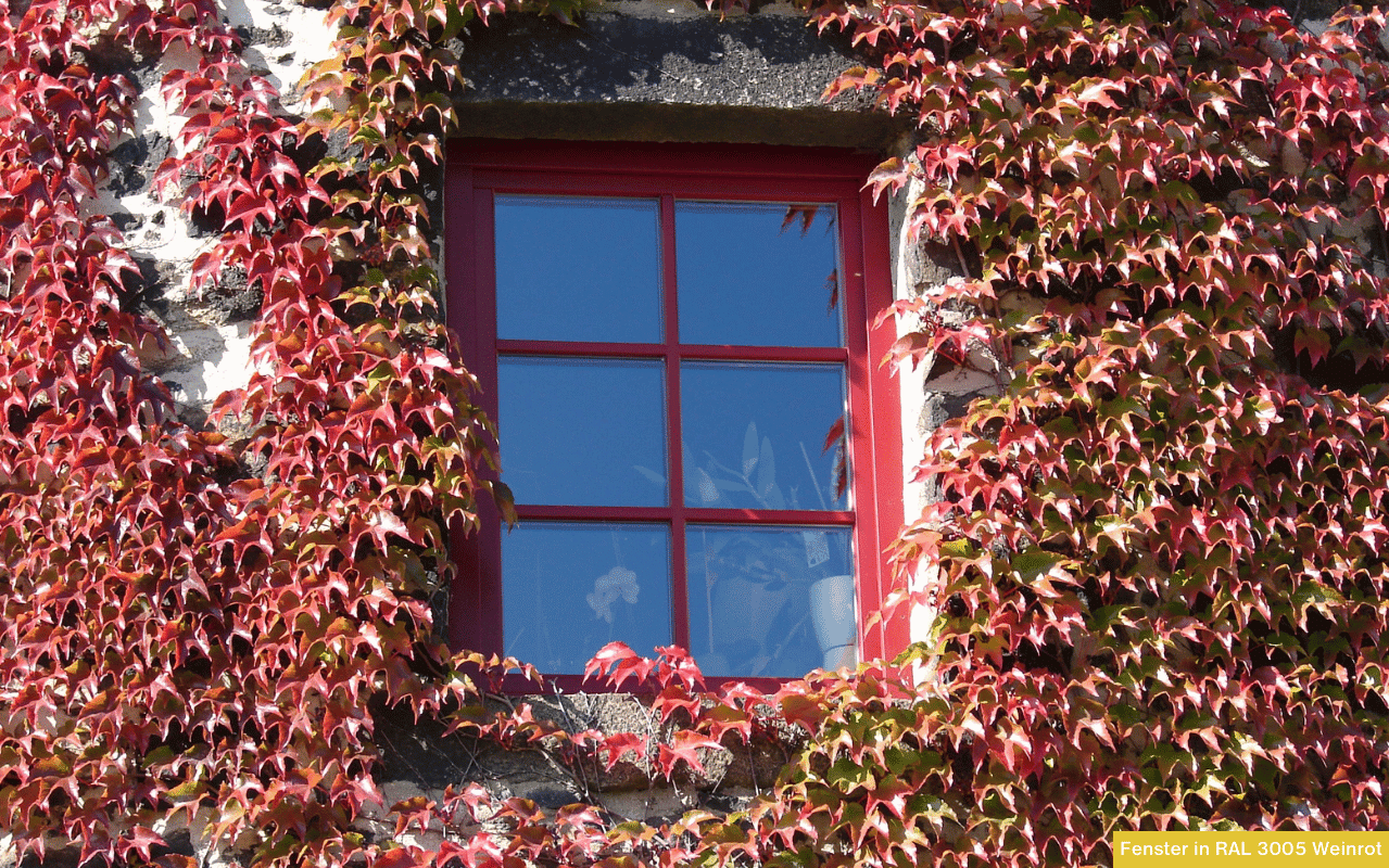 Fenster in RAL 3005 Weinrot – stilvolle Farbwahl mit warmem, edlem Charakter, harmoniert besonders gut mit Naturstein oder Putzfassaden