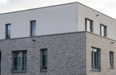 RAL 7004 Signalgrau ist ein heller, neutraler Grauton, der ideal zu Klinker und Putz passt. Die Fenster wirken modern, klar und ruhig – perfekt für zeitlose Architektur mit dezenter, eleganter Farbwirkung.