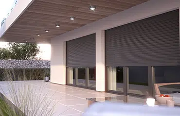 Fenster in RAL 7006 Beigegrau vom oberösterreichischen Fensterlieferanten Fenster-Schmidinger für ein Einfamilienhaus mit abgestimmtem Sonnenschutz geliefert und montiert.