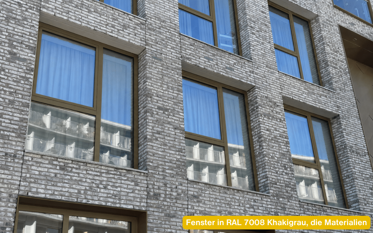 Fenster in RAL 7008 Khakigrau die Materialien – moderne Klinkerfassade mit großen Fenstern in warmem Khakigrau-Ton