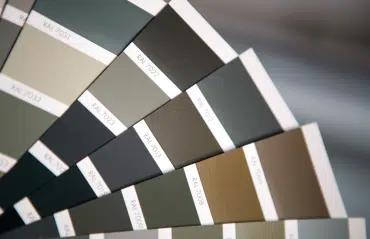 RAL-Farbkarte mit dunklen Tönen aus denen Fenster in RAL 7021 Schwarzgrau für moderne Architektur gewählt werden kann.