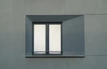 RAL 7026 Granitgrau ist ein tiefes, kühles Grau mit edler Wirkung. Fenster in diesem Farbton setzen starke architektonische Akzente, wirken modern und harmonieren besonders gut mit Beton, Glas oder heller Putzfassade.