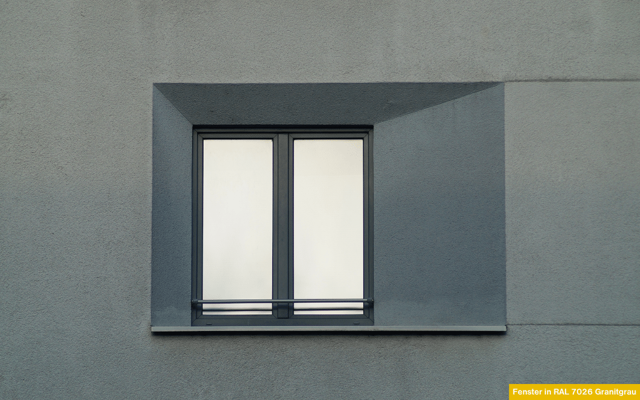 Der Farbton RAL 7026 Granitgrau verleiht Fenstern einen modernen, technisch-edlen Charakter. Die dunkle Nuance wirkt kraftvoll, sorgt für Tiefe und betont klare Linien bei minimalistischer oder industrieller Architektur.