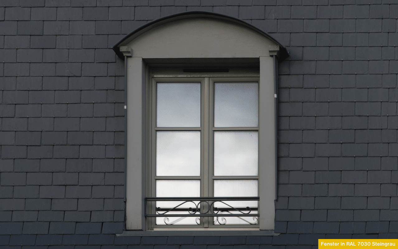 Fenster in Steingrau unterstreichen eine zeitlose Architektur mit ruhigem Charakter. Der Farbton vermittelt Ausgeglichenheit, wirkt zurückhaltend und fügt sich harmonisch in natürliche oder dunkle Fassadenoberflächen ein.