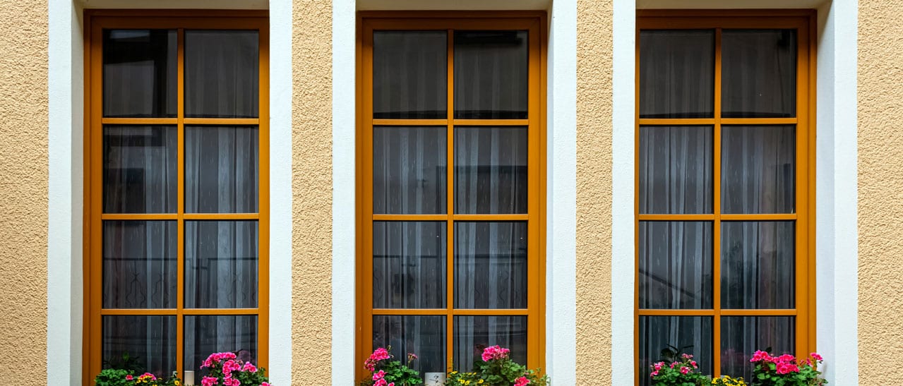 Fenster RAL 8001 Ockerbraun mit 1 senkrechten/3 waagrechten Sprossen in Altbau montiert.