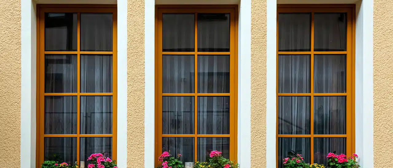 Fenster RAL 8001 Ockerbraun mit 1 senkrechten/3 waagrechten Sprossen in Altbau montiert.