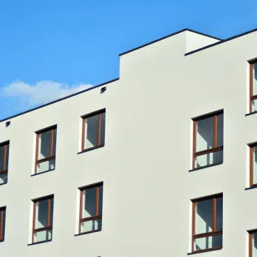Fenster in RAL 8007 Rehbraun an moderner Fassade mit warmem Braunton und klaren Linien in einem mehrstöckigen Wohngebäude