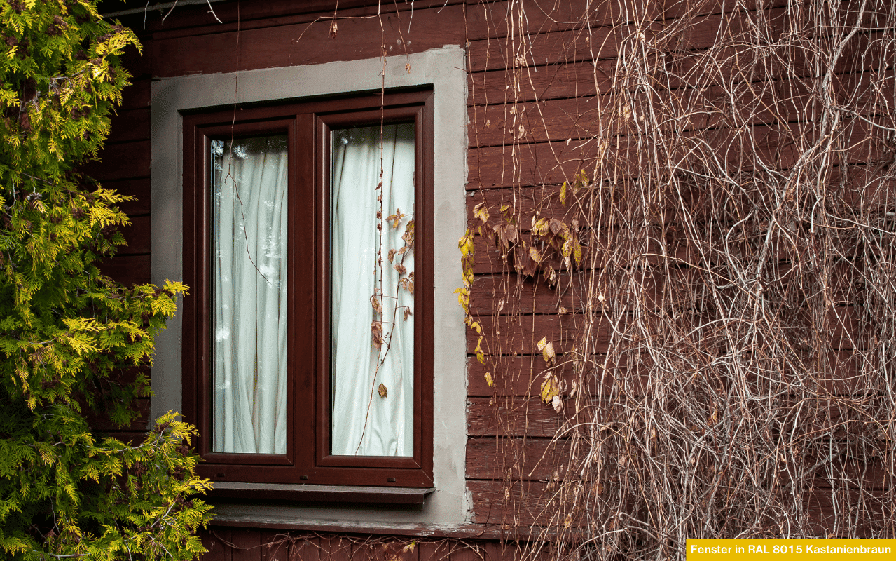 Fenster in RAL 8015 Kastanienbraun sorgt mit seinem tiefen Holzfarbton für eine warme und elegante Optik an klassischen Fassaden