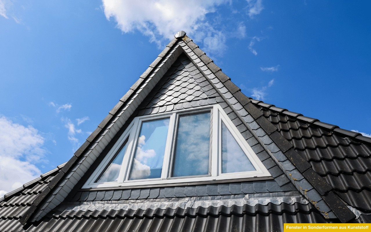 Ein Hausdach mit maßgefertigten Kunststofffenstern in unterschiedlichen Formen. Die Sonderfenster bieten optimale Wärmedämmung, Langlebigkeit sowie gestalterische Freiheit für individuelle architektonische Lösungen.
