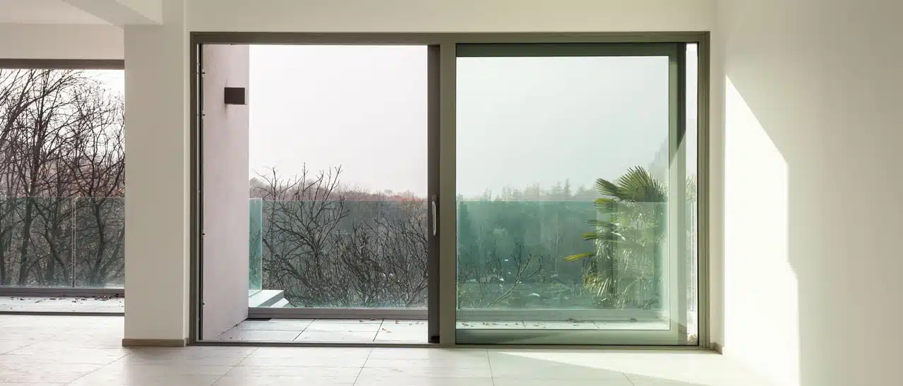 Farbige oder weiße Innenfenster? Farbtöne verbergen Schmutz, während Weiß zeitlos bleibt und sich anpasst.