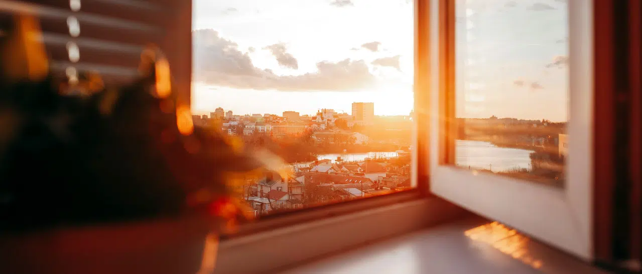 Moderne, energieeffiziente Fenster mit Lüftungssystemen verbessern das Raumklima; Stoßlüften und Hygrometer unterstützen zusätzlich.