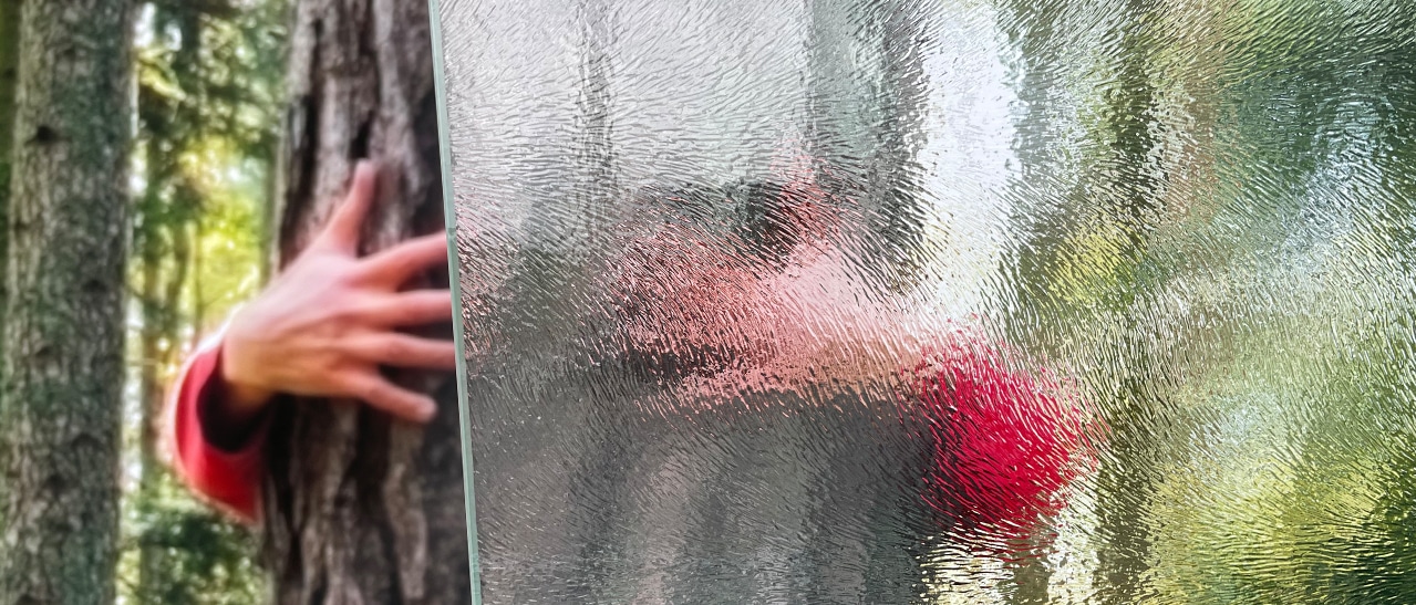 Fenster mit Chinchilla-Glas bietet effektiven Sichtschutz und ein dekoratives Erscheinungsbild mit strukturierter Oberfläche.
